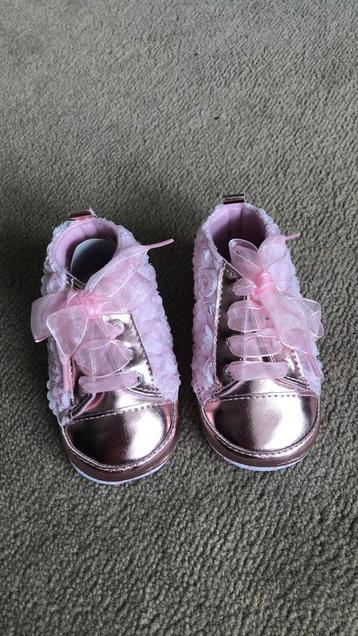 Roze gympen bloemen tule sneakers baby maat 19/20