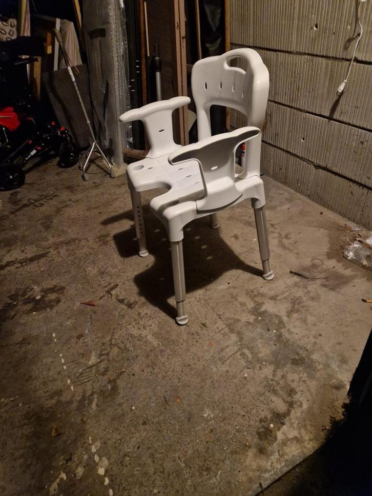 Verstelbare Badstoel - Zo goed als nieuw, Huis en Inrichting, Krukjes, Zo goed als nieuw, Kunststof, In hoogte verstelbaar, Ophalen