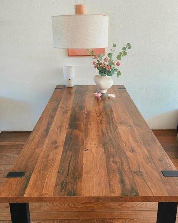 Mooie eettafel, industrieel design  beschikbaar voor biedingen