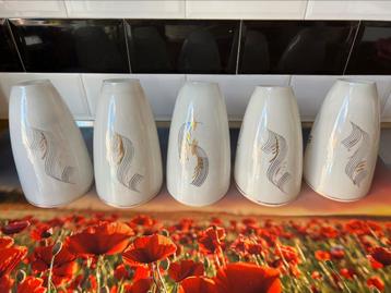 Lampenkappen vintage 5 stuks. Melkglas met wat gouden lijnen beschikbaar voor biedingen