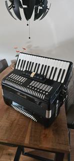 Accordeon Serenelli - Zo goed als nieuw, Muziek en Instrumenten, Accordeons, Overige merken, 80-bas, Zo goed als nieuw, Met riemen