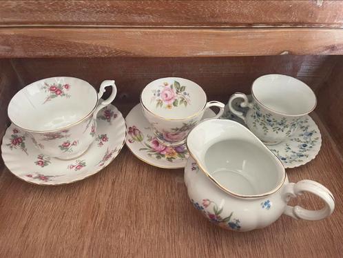 Vintage servies: 3x kop en schotel + 1 melkkannetje, Antiek en Kunst, Antiek | Servies los, Ophalen