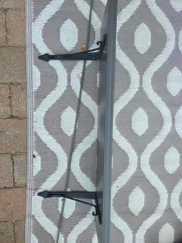 Ikea boekenplank met hangwerk