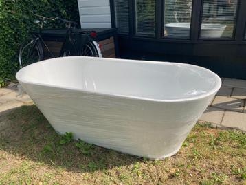 Wit kunststof bad beschikbaar voor biedingen