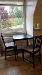 Kleine Ikea eettafel met twee stoelen, Huis en Inrichting, Tafels | Eettafels, Ophalen, Zo goed als nieuw, Rechthoekig