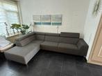 Refurbished grijze hoekbank met verstelbare hoofdleuning, Huis en Inrichting, Banken | Complete zithoeken, Ophalen, Zo goed als nieuw