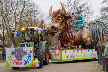 Carnavalswagen (poppen), Spaanse stier met loopgroep 34x