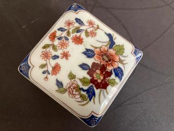 2 oude porseleinen doosjes 7.5x7.5x3 cm beschikbaar voor biedingen
