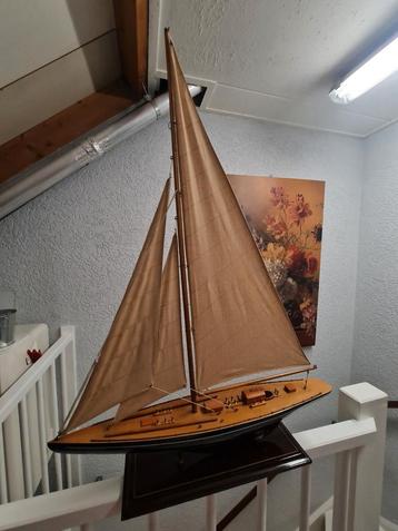Mooie model zeilboot op houten voet  beschikbaar voor biedingen
