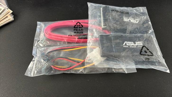 ASUS IDE kabels en SATA (X2) SATA/Power, Computers en Software, Pc- en Netwerkkabels, Nieuw, Ophalen of Verzenden