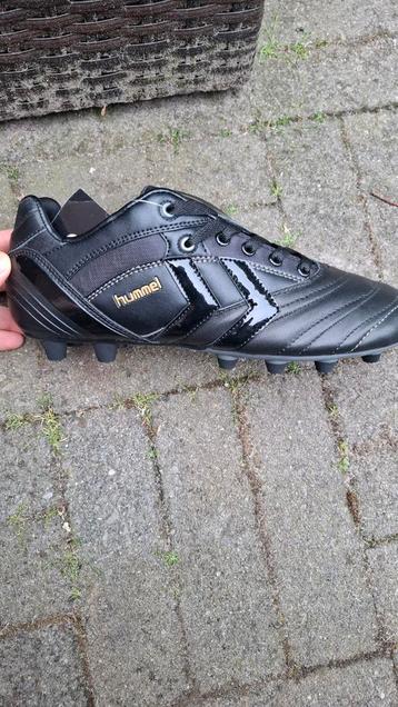 Voetbalschoenen nieuw in doos beschikbaar voor biedingen