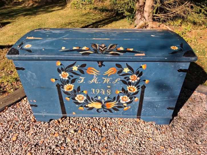 Antieke handbeschilderde Zweedse bruidskist / dekenkist 1948, Antiek en Kunst, Antiek | Woonaccessoires, Ophalen