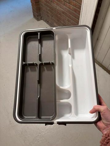 Uitschuifbare Bestekbak beschikbaar voor biedingen