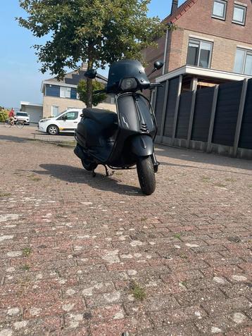 Vespa sprint notte zwart beschikbaar voor biedingen
