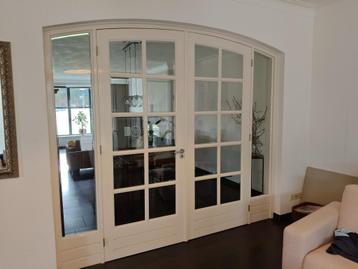 Dubbele houten toogdeuren met glas en kozijn beschikbaar voor biedingen