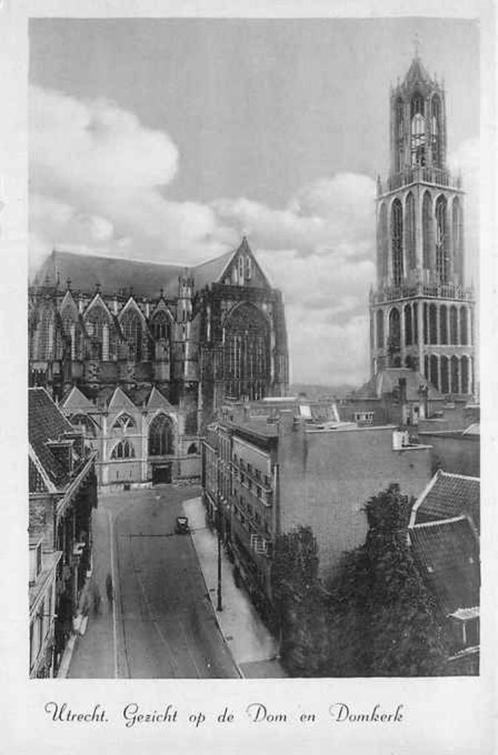 (301-200-027) Utrecht Gezicht op de Dom en Domkerk, Verzamelen, Ansichtkaarten | Nederland, Utrecht, Verzenden