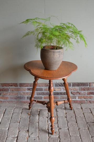 Prachtige antieke noten houten klaverbladtafel, plantentafel beschikbaar voor biedingen