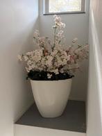 Grote witte bloempot met bloesemtakken, Tuin en Terras, Bloempotten, Ophalen, Kunststof, 40 cm of meer, Binnen