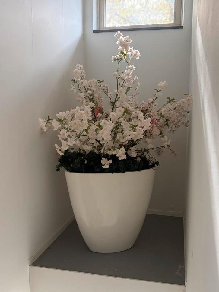 Grote witte bloempot met bloesemtakken, Tuin en Terras, Bloempotten, Zo goed als nieuw, Kunststof, Binnen, 40 tot 70 cm, 40 cm of meer