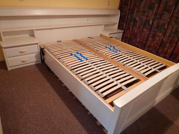 Tweepersoonsbed met 2 electrische bedbodems en kast. 