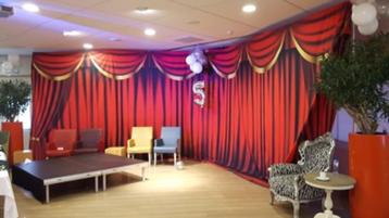NIEUWE BACKDROP / THEATERDOEK VLAMWEREND ROOD 3M BREED, 2.5  beschikbaar voor biedingen