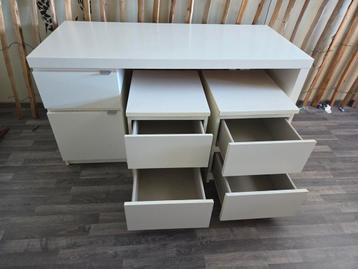 Bureau en 2 ladekasten. 