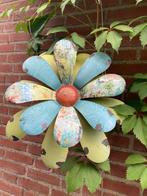 Vintage metalen bloem wanddecoratie in mooie pasteltinten, Ophalen, Zo goed als nieuw