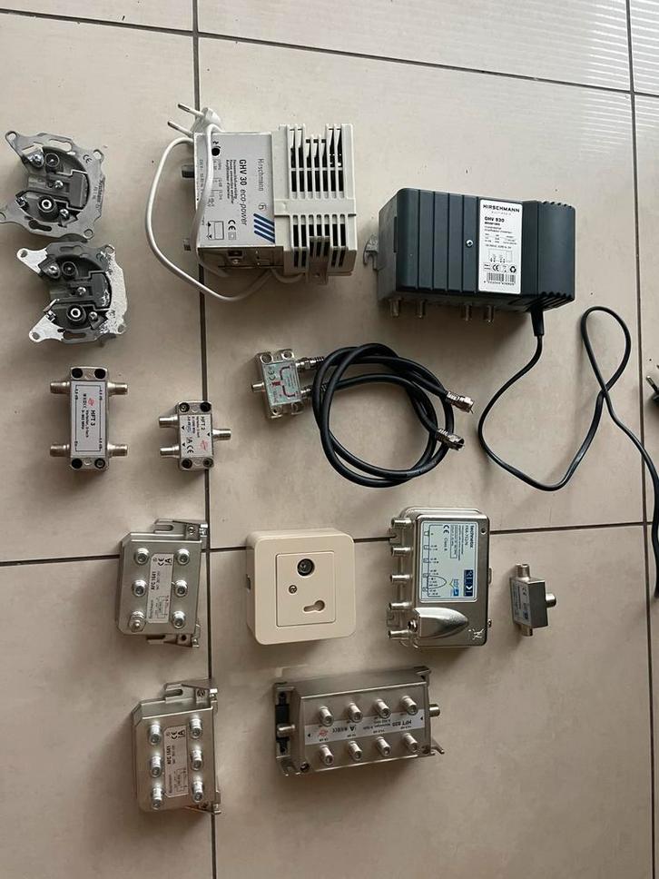 Antenne Versterkers en Splitters - Hirschmann & Meer, Audio, Tv en Foto, Audiokabels en Televisiekabels, Gebruikt, Tv-kabel, Minder dan 2 meter