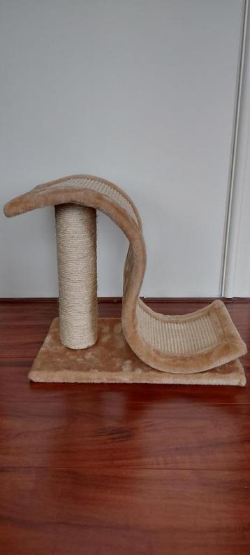 Bijna gratis: Kleine krabpaal en -plank in één beschikbaar voor biedingen