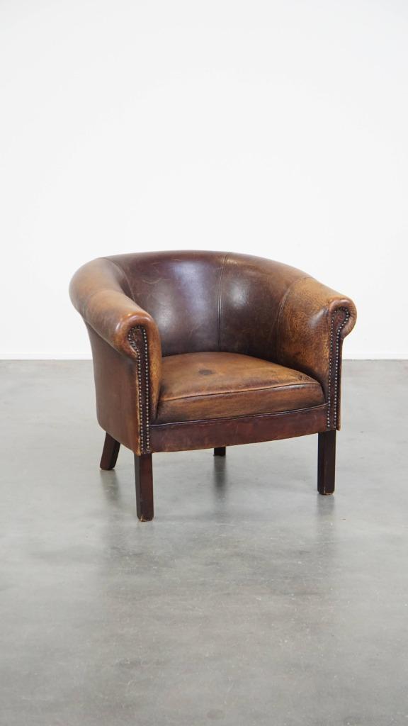 Subtiele schapenleren clubfauteuil, robuuste uitstraling, Huis en Inrichting, Fauteuils, Gebruikt, Leer, 75 tot 100 cm, Minder dan 75 cm