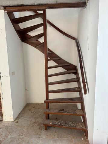 MOET WEG! Hardhouten trappen - links draaiend - beschikbaar voor biedingen