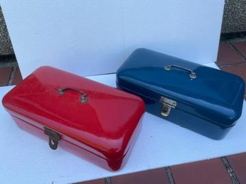 Vintage emaille  broodtrommels (rood en blauw) beschikbaar voor biedingen