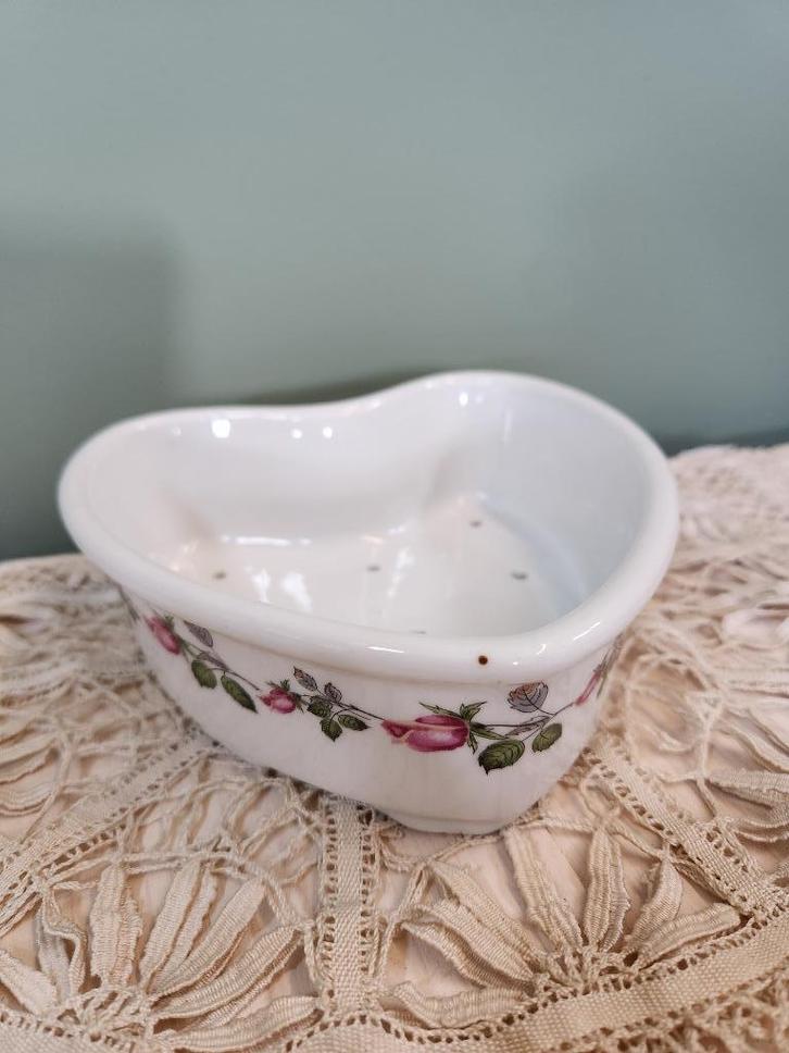 Hartvormige Apilco fruittest met rozen, Antiek en Kunst, Antiek | Servies los, Ophalen of Verzenden