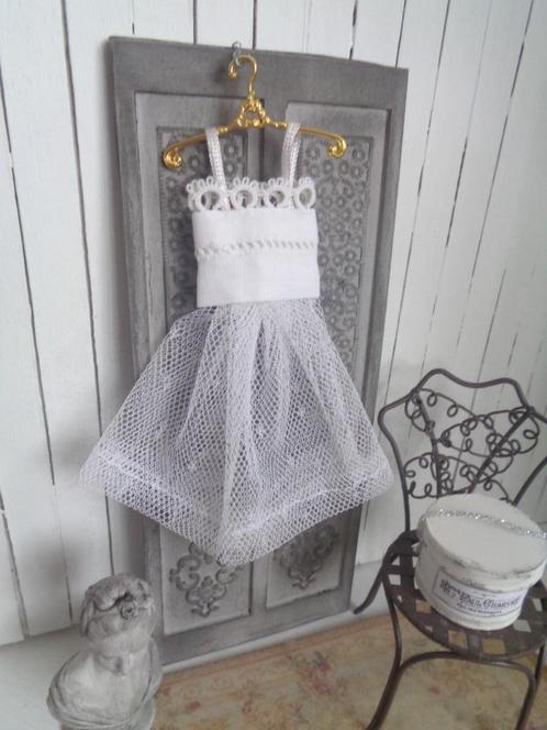 Mooi Jurkje met fraai hangertje..Poppenhuis 1:12.(Nr F115)*, Verzamelen, Poppenhuizen en Toebehoren, Nieuw, Poppenhuis, Ophalen of Verzenden