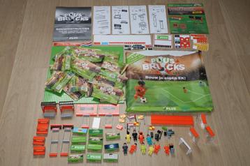 PLUS Bricks EK Stadion + poppetjes nieuw in verpakking beschikbaar voor biedingen