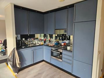 Hoekkeuken met apparatuur 