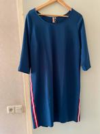 Blauwe jurk met sportieve streep - Maat 44, Kleding | Dames, Jurken, Blauw, Maat 42/44 (L), Ophalen of Verzenden, Zo goed als nieuw
