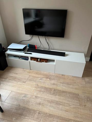 Tv kast beschikbaar voor biedingen