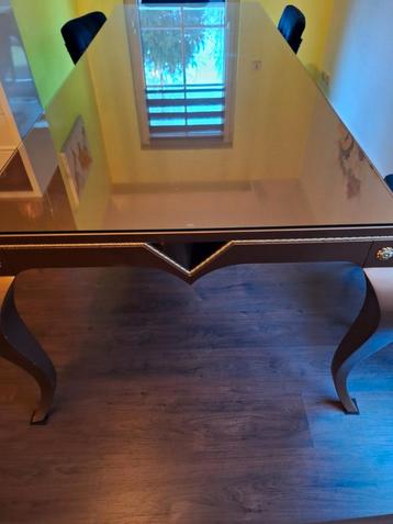 Hoogglans eettafel met glasplaat beschikbaar voor biedingen