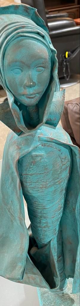 Bronzen Beeld Vrouw met Doek beschikbaar voor biedingen