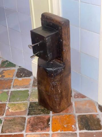 17e/18e eeuw antiek offerblok 2 sleutels boomstam offerblok beschikbaar voor biedingen