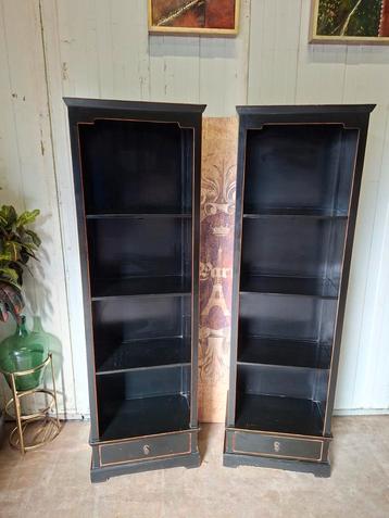 Klassieke boekenkast met oosters uitstalling, lichte gebruik beschikbaar voor biedingen
