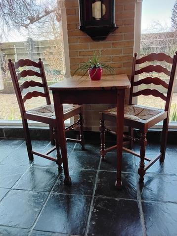Twee Biedermeier eetkamerstoelen met biezen zitting, ca.1940 beschikbaar voor biedingen