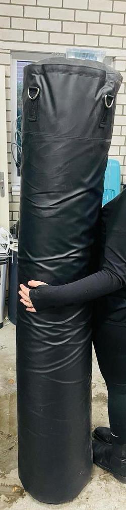 Bokszak met zware inklapbare ophangbeugel en handschoenen beschikbaar voor biedingen