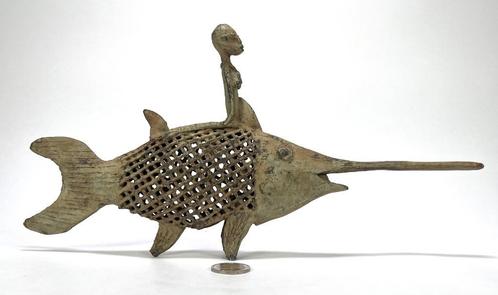 Bronzen sculptuur, mens op vis, West-Afrika, ca. 1950, Antiek en Kunst, Antiek | Koper en Brons, Brons, Ophalen of Verzenden