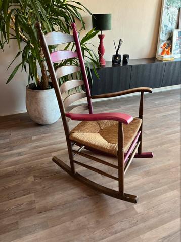 Vintage schommelstoel beschikbaar voor biedingen