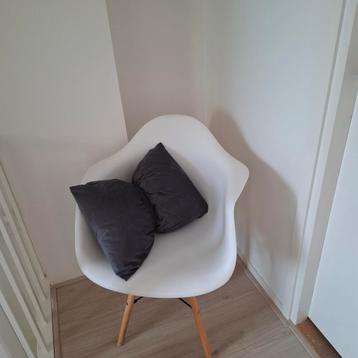  2 stuks mooie eetkamer/ bureau of buiten stoelen. 