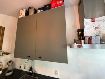 Keuken met vaatwasser en gaskookplaat beschikbaar voor biedingen