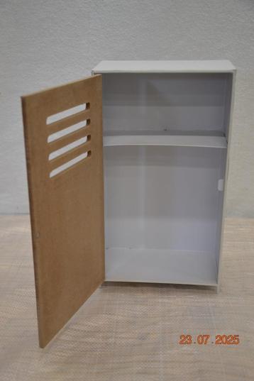 Wit Miniatuurkastje met Houten Deurtje beschikbaar voor biedingen