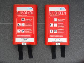 2x Saval blusdeken 1.20x1.20m in hardcase voorzien van zegel beschikbaar voor biedingen